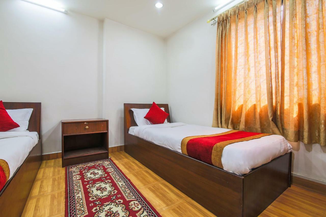 Oyo 358 Hotel Rose Star Catmandu Exterior foto