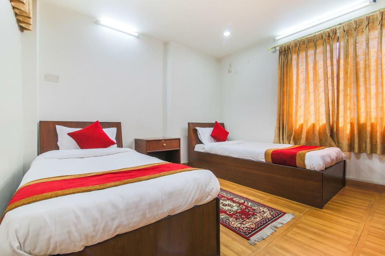 Oyo 358 Hotel Rose Star Catmandu Exterior foto